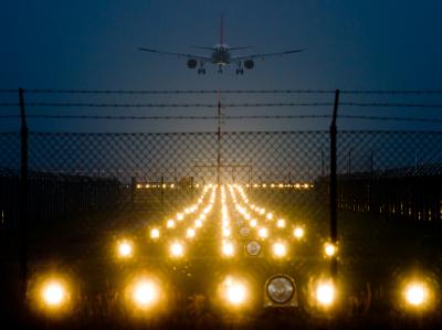 Landeanflug auf Schönefeld: Bundesverkehrsminister Ramsauer lehnt ein generelles Nachtflugverbot ab. Foto: Patrick Pleul/Archiv Landeanflug auf Schönefeld