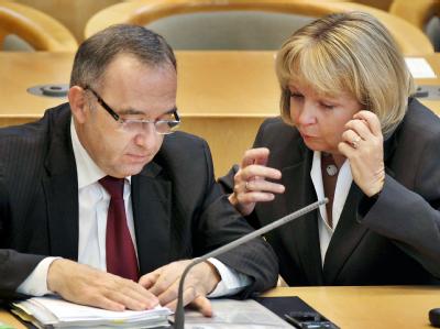 Nordrhein-Westfalens Ministerpräsidentin Hannelore Kraft (SPD) und Finanzminister Nobert Walter-Borjans (SPD) im Düsseldorfer Landtag. (Archivbild) Kraft und Walter-Borjans