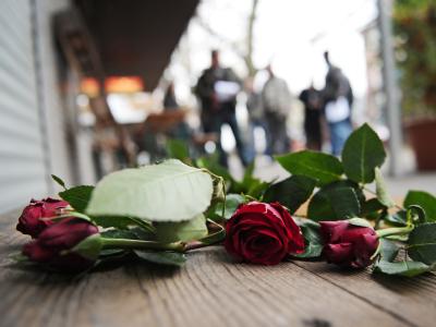 Im Gedenken an einen von der Zwickauer Neonazi-Terrorzelle ermordeten Gemüsehändler liegen Rosen vor einem Ladengeschäft im Hamburger Stadtteil Bahrenfeld. Foto: Christian Charisius/Archiv Neonazi-Opfer