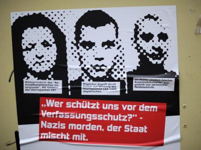 Plakat für einen Vortrag über rechtsextreme Strukturen. Abgebildet sind die Mitglieder der Zwickauer Neonazi-Terrorzelle. Foto: Uwe Zucchi/Archiv Plakat mit Fotos der Neonazi-Terrorzelle