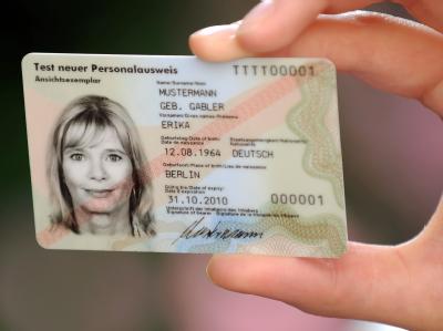 Sicher und modern soll der neue Personalausweis sein. Wer ihn beantragt, muss derzeit aber häufig lange warten. (Archivbild) Neuer Personalausweis