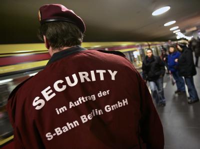Ein Sicherheits-Mitarbeiter überwacht in einem Bahnhof in Berlin das Geschehen auf dem Bahnsteig. Sicherheits-Mitarbeiter in Berliner Bahnhof