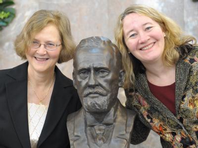 Elizabeth H. Blackburn (l) und Carol Greider bei der Preisverleihung zum Paul Ehrlich-Preis 2009. Nobelpreisträgerinnen
