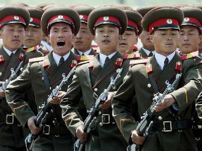 Eine Ehrengarde des nordkoreanischen Militärs marschiert in Pjöngjang auf (Archivbild). Nordkoreanische Armee