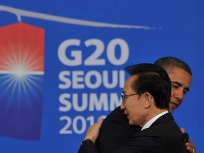 Schulterschluss: US-Präsident Barack Obama und Südkoreas Präsident Lee Myung-bak umarmen sich während des G20-Gipfels in der südkoreanischen Hauptstadt Seoul vor wenigen Tagen. Schulterschluss