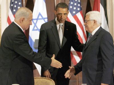 US-Präsident Barack Obama begrüßt den israelischen Ministerpräsidenten Benjamin Netanjahu (l) und Palästinenserpräsident Mahmud Abbas in New York. Bisher ist Obama kein Durchbruch im Nahost-Friedensprozess gelungen. (Archivbild) Barack Obama nahost
