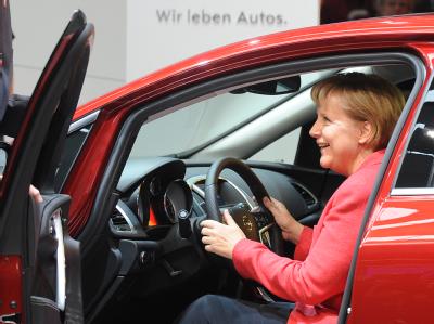 Bundeskanzlerin Angela Merkel bei der Internationalen Automobil-Ausstellung (IAA) in einem Opel Astra. (Archivbild) Ringen um Opel