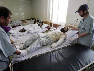 Überlebende des Luftangriffs in einem Krankenhaus in Kabul (Foto vom 6.9.2009). Verletzte in Kabuler Krankenhaus