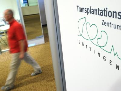 Logo des Transplantationszentrums Göttingen: Hier soll ein ehemaliger Oberarzt in mehreren Fällen Krankendaten manipuliert haben. Foto: Julian Stratenschulte Organspende-Skandal