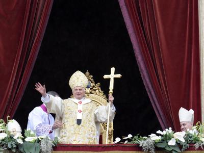 Papst Benedikt XVI. spendet den Segen Papst Benedikt XVI.