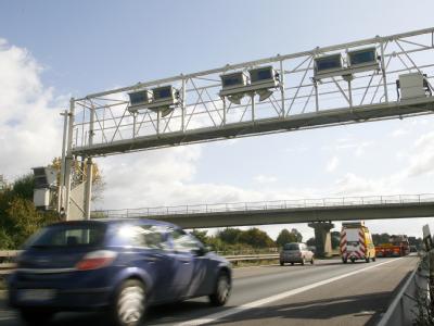 Bundesverkehrsminister Peter Ramsauer hat nach einem Medienbericht mehrere Modelle für eine Pkw-Maut durchrechnen lassen. Pkw-Maut