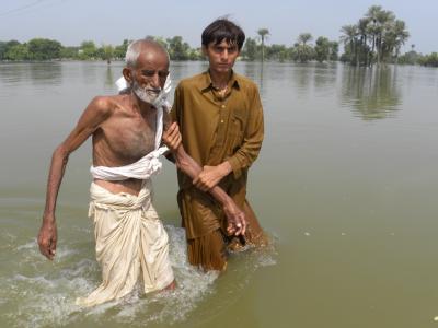 Zwei Männer flüchten aus Basera in der Provinz Punjab. Foto: Matiullah Achakzai, dpa Hilfe