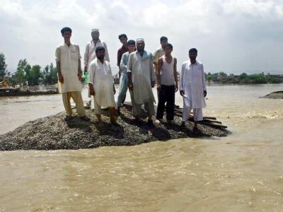 Warten auf das Rettungsboot: Flutopfer im Norden Pakistans. Überschwemmungen in Pakistan