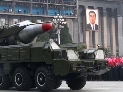Nordkorea zeigt bei einer Militärparade seine Raketen. (Archivbild vom 10.10.2010) Waffenparade in Nordkorea