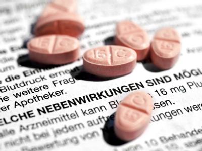 Gesundheitsminister Rösler will vor allem bei den Medikamentenpreisen ansetzen. Pillen und Beipackzettel