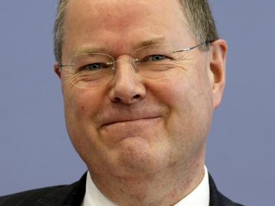 Ist Peer Steinbrück der geeignete Kanzlerkandidat? Das findet zumindest der ehemalige SPD-Kanzler Gerhard Schröder, der für diese Äußerung nun von der SPD kritisiert worden ist. Foto: Tim Brakemeier/Archiv Peer Steinbrück