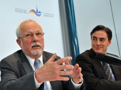 Der frühere DDR-Ministerpräsident Lothar de Maiziere (l) und Niedersachsens Ministerpräsident David McAllister (CDU) bei einer Pressekonferenz zum 11. Petersburger Dialog