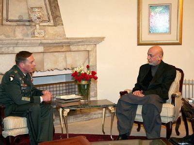 Der US-Oberbefehlshaber in Afghanistan David Petraeus im Gespräch mit dem Afghanischen Präsidenten Hamid Karsai. General Petraeus trifft Karsai