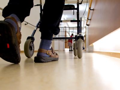 Die Pflegereform der Koalition soll mit höheren Beitragssätzen vor allem die Leistungen für Demenzkranke verbessern. Foto: Sven Hoppe/Archiv Pflegeheim-Bewohner