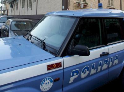 Italienische Sondereinheiten haben sieben Mafiosi der Clans Mallardo und Casalesi geschnappt. Wie italienische Medien berichteten hatten beide Clans ihre Geschäfte vor allem in der Hauptstadt betrieben. Polizeiauto in Italien