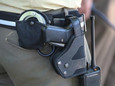 Bundespolizisten müssen nur selten zur Waffe greifen. Foto: K. Hildenbrand/Archiv Polizist mit Dienstwaffe