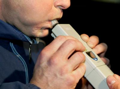 Alkoholtest der Polizei: Am 16. Februar 2001 wurde die 0,5-Promille-Grenze in Deutschland beschlossen (Archiv). Alkoholtest