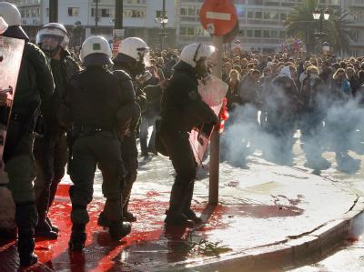 Schon 2008 prallten bei Randalen im Zentrum von Athen Polizisten und Demonstranten aufeinander. Randale in Athen
