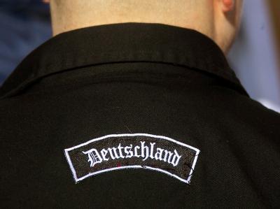 In Hamburg ist ein dunkelhäutiger Mann bei einer offensichtlich fremdenfeindlichen Attacke schwer verletzt worden (Symbolbild). Rechtsextremer