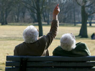 Zwei Seniorinnen auf einer Parkbank. Das Rentensystem ist von der Krise bislang kaum betroffen. Rentnerinnen