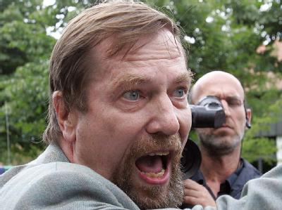 Der NPD-Funktionär Jürgen Rieger ist im Alter von 63 Jahren gestorben. (Archivbild vom August 2004) Jürgen Rieger