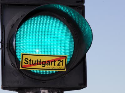 Das Land soll Stuttgart 21 jetzt aktiv unterstützen. Archivfoto: Bernd Weißbrod Ein Protestaufkleber auf einer grünen Ampel