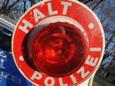 Ein im Ausland erworbener Führerschein ist nicht in jedem Fall gültig. Foto: Franziska Kraufmann Polizeikelle