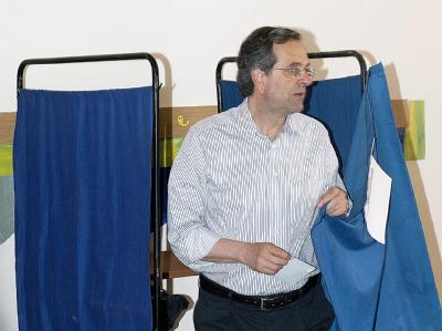 Der Chef der konservativen Partei Nea Dimokratia (ND) verlässt die Wahlkabine. Foto: Nikitas Kotsiaris Antonis Samaras
