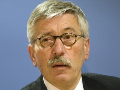 Sarrazin in einem Interview: «Ich muss niemanden anerkennen, der vom Staat lebt, diesen Staat ablehnt, für die Ausbildung seiner Kinder nicht vernünftig sorgt und ständig neue kleine Kopftuchmädchen produziert.» Thilo Sarrazin