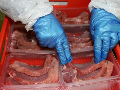 Das niedersächsische Agrarministerium prüft, ob das Fleisch von rund 150 mit dioxinverseuchtem Futter gemästeten Schweinen in den Handel gelangte. (Symbolbild) Schnitzel