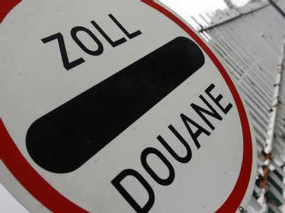 Der Schengen-Vertrag über ein Europa ohne Grenzen steht nach den jüngsten Flüchtlingsströmen aus Afrika zur Debatte. Zollschild
