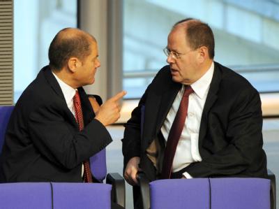 Streit in der SPD: Bundesfinanzminister Peer Steinbrück kritisierte die von Arbeitsminister Olaf Scholz in die Wege geleitete Rentengarantie. Scholz und Steinbrück