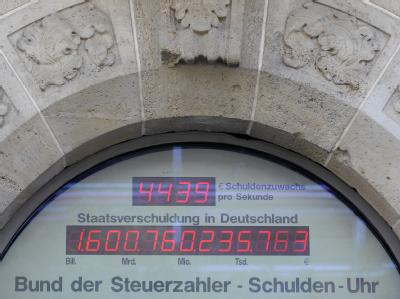 Die Schuldenuhr des Bundes der Steuerzahler (Archivbild): Die Wirtschaftsweisen gehen angesichts großer Haushaltslöcher mit den Steuersenkungsplänen der schwarz-gelben Koalition hart ins Gericht. Staatsschulden