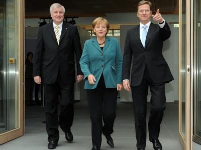 Die Chefs von CDU, CSU und FDP, Merkel, Seehofer und Westerwelle: Eine Mehrheit der Bundesbürger hält Schwarz-Gelb für kompetent. Schwarz-Gelb