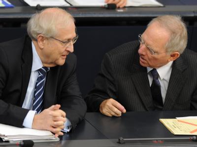 Bundesfinanzminister Wolfgang Schäuble (r, CDU) und Bundeswirtschaftsminister Rainer Brüderle (FDP) im Gespräch. Bundestag