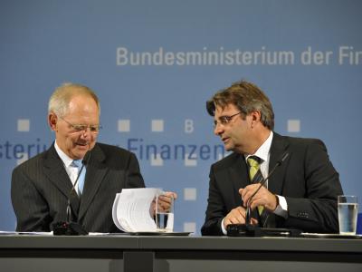 Bundesfinanzminister Wolfgang Schäuble und sein damaliger Sprecher Michael Offer bei einer Pressekonferenz. (Archivbild vom 4.11.2010) Schäuble und Offer