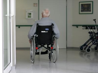 In fast jedem fünften Pflegeheim in Deutschland gibt es erhebliche Mängel. Pflege