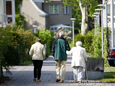 In Deutschland leben Männer und Frauen immer länger. (Archivbild) Senioren