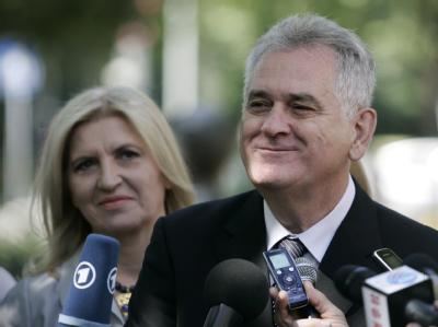 Tomislav Nikolic vor der Stimmabgabe mit seiner Frau Dragica. Foto: Andrej Cucic Tomislav Nikolic