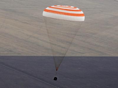 Um sieben Uhr morgens landete die Sojus-Kapsel mit drei Raumfahrern der ISS auf der Erde. Sojus-Kapsel in Kasachstan gelandet