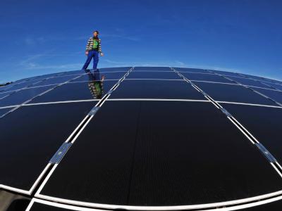 Durch mehr Energie aus Sonne, Wind und Biomasse konnten im vergangenen Jahr Brennstoffimporte in Höhe von 11 Milliarden Euro ersetzt werden Foto: Martin Schutt/Archiv Solardach