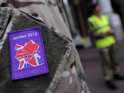 Britische Soldaten kontrollieren einen Eingang. Foto: Andy Rain / Archiv Soldaten in London