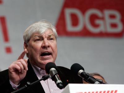 Der DGB-Vorsitzende Michael Sommer warnt die zukünftige schwarz-gelbe Bundesregierungen vor Eingriffen in Arbeitnehmerrecht. (Archivbild) Sommer gegen Einschnitte