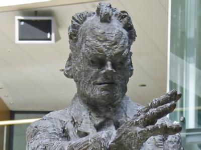 Die Statue im Willy-Brandt-Haus in Berlin. Foto: Johannes Eisele Willy-Brandt-Statue