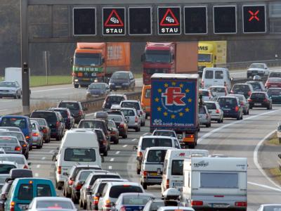Osterzeit ist Reisezeit: Vor allem am Gründonnerstag könnte es auf den Autobahnen voll werden. Kurzurlauber, Ausflügler und Pendler dürften sich dann vielerorts im Stau treffen. Foto: Frank Leonhardt/Archiv Staus zu Ostern möglich